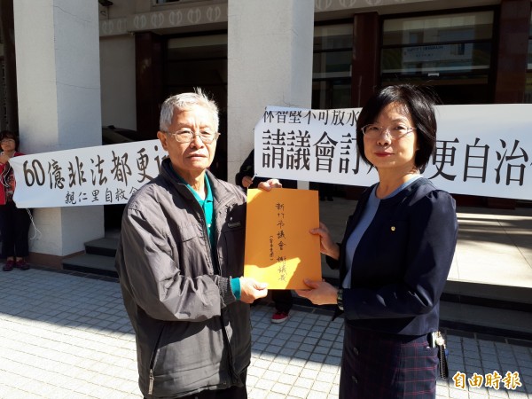 新竹市親仁里都更自救會成員王正(左)將陳情書交給市議會秘書長林芳婷(右),請市議會為住戶伸張正義。(記者洪美秀攝) 新竹市親仁里都更自救會成員王正(左)將陳情書交給市議會秘書長林芳婷(右),請市議會為住戶伸張正義。(記者洪美秀攝)