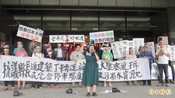 3抗議團體在向監委陳情前，齊聚屏縣府大門呼喊抗議口號。（記者羅欣貞攝）