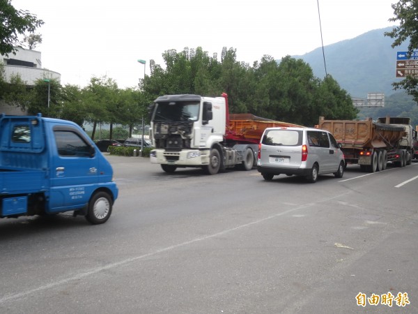 南投水里鄉砂石疏濬車往來頻繁，民眾深受揚塵困擾。（記者劉濱銓攝）