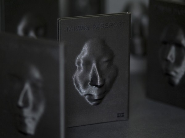 黃郁慈以「燃燒與重生（Burning and Rebirth）」為主題，其中「台灣護照」以設計理念和外型引起參觀者矚目。（圖取自「fontanel.nl」）