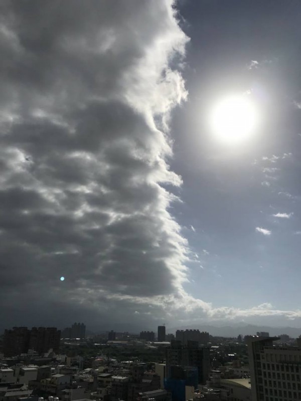 今早在桃園上空出現「陰陽交界」奇景，一邊晴朗無雲，太陽高高掛在天空照耀，而另一邊卻是濃密烏雲蔽日的陰天。（台灣颱風論壇提供）