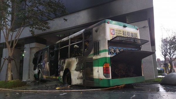 三重客運新莊撞騎樓火燒車駕駛昏迷 新北市 自由時報電子報