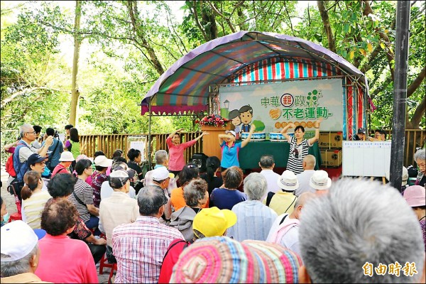 新竹郵局日前舉辦不老運動，鼓勵銀髮族長輩來登山健行。（資料照，記者洪美秀攝）