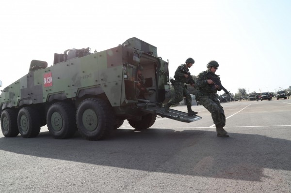 八軍團564旅8輪甲運兵車進行戰術演習訓練。（圖由陸軍八軍團564裝甲旅提供）