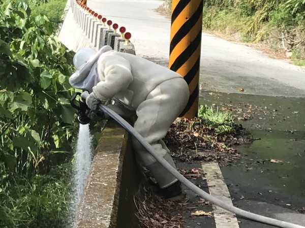 基層消防員表示，消防隊員向來沒有受過捕蜂捉蛇的專門訓練，最好還是由專業人員負責此業務。（資料照/記者簡惠茹翻攝）