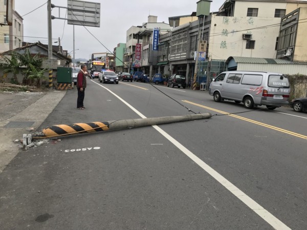 台6線為公館鄉民主要的出入道路，因傾倒電桿佔據西向車道，造成車流回堵，警方到場交通疏導，採單線雙向通行。（記者彭健禮翻攝）