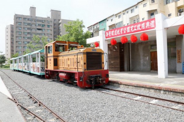 從新營火車站可搭台糖小火車到新營鐵道地景公園。（南市府提供）