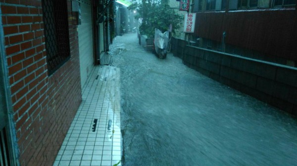 602豪大雨使得基隆市安一路100巷口路段水淹成溪，民眾發現是舊排水系統未銜接大排所致。（圖由定邦里長李振銘提供）