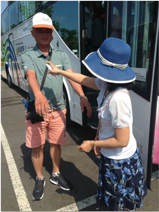 越南旅行團入境後，有團員快篩發現感染登革熱，衛生單位提供防蚊液及防蚊衛教等健康關懷。（高雄市衛生局提供）