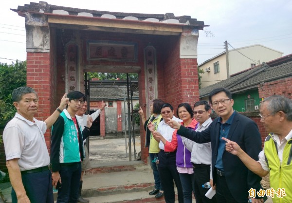 台中市南屯水碓「繩繼堂」長年失修，在立委張廖萬堅（右二）的爭取下，獲得中央250萬調查研究費，預計年底發包。（記者蘇金鳳攝）