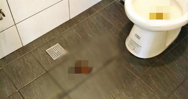 有位奧客連續2次到店家廁所直接將屎拉在馬桶旁的地板，遭勸阻後竟嗆「我有消費欸！」。（圖取自《爆料公社》網站）