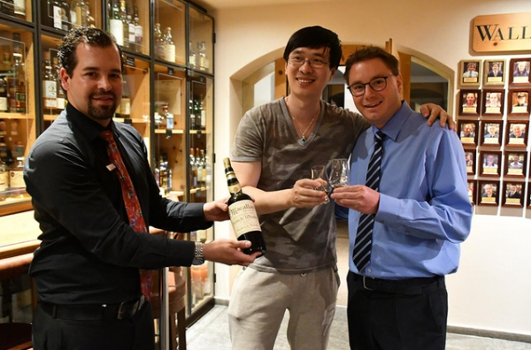中國富豪網路作家張威,今年7月在瑞士的1間酒店豪爽地付了7600元英鎊(折合台幣約31萬元),只為了品嚐1杯號稱1878年釀製,世上唯一1瓶尚未開瓶、年代最久遠的麥卡倫(Macallan)威士忌。(圖片擷取自swissinfo.ch) 中國富豪網路作家張威,今年7月在瑞士的1間酒店豪爽地付了7600元英鎊(折合台幣約31萬元),只為了品嚐1杯號稱1878年釀製,世上唯一1瓶尚未開瓶、年代最久遠的麥卡倫(Macallan)威士忌。(圖片擷取自swissinfo.ch)