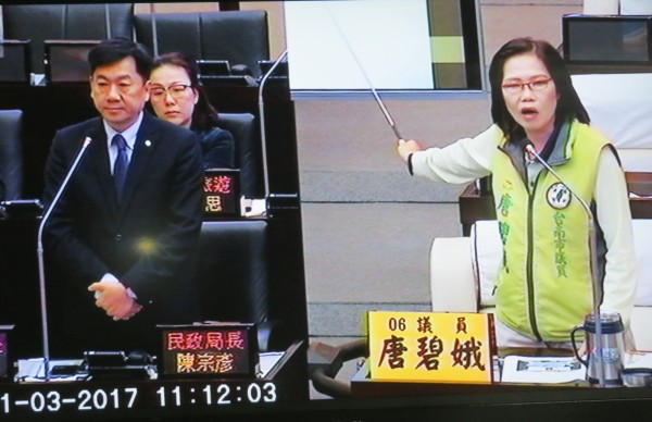 議員唐碧娥（右）提醒市府應該留意幽靈人口，以免影響選舉的公平性。民政局長陳宗彥表示，一發現有異常就會主動通報地檢署。（記者蔡文居翻攝）