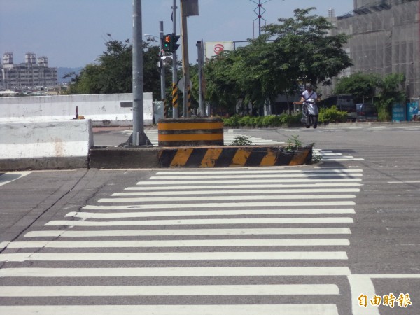 邱姓老婦穿越馬路遭廖姓機車騎士撞癱，家屬提告求償醫療費及精神慰撫金。示意圖與新聞無關。（資料照，記者蔡淑媛攝）