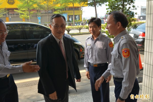 陳家欽（中）走訪高雄港務警察總隊。（記者黃旭磊攝）