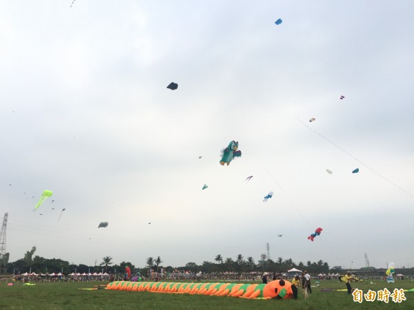 屏東國際風箏節今天開幕，高屏溪河濱公園的天空「箏」奇鬥豔，非常熱鬧。（記者羅欣貞攝）