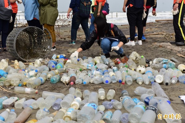 寶特瓶與玻璃瓶對於台灣周邊海域的環境危害嚴重。（記者楊金城攝）