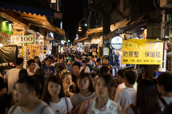 台灣相當具有吸引力，吸引各國遊客前來觀光。圖為台灣夜市被人潮擠爆。（彭博）