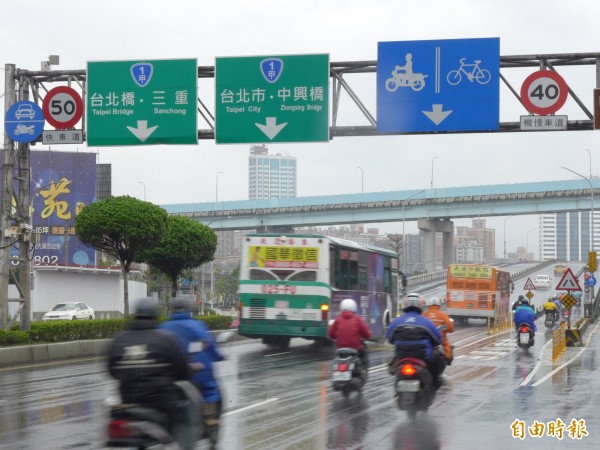 新北重新橋傍晚4機車擦撞 交通大打結