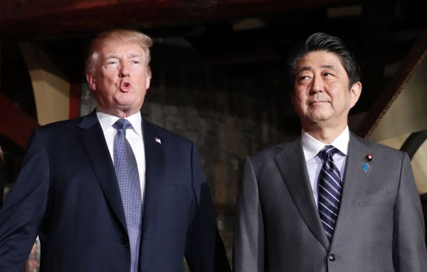 美國總統川普（Donald Trump）已於今日上午抵達東京，還與日首相安倍晉三共進晚餐。（法新社）