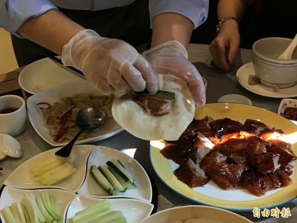 金龍港式飲茶租下人道酒店二樓，道道好料搭配動人故事，口齒留香還能滋潤心靈，主打櫻桃鴨3吃。（記者黃良傑攝）