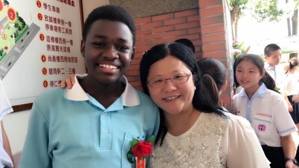 Jayson今年一起參加南榮國中的畢業典禮,是新鮮體驗。(記者陳彥廷翻攝) Jayson今年一起參加南榮國中的畢業典禮,是新鮮體驗。(記者陳彥廷翻攝)