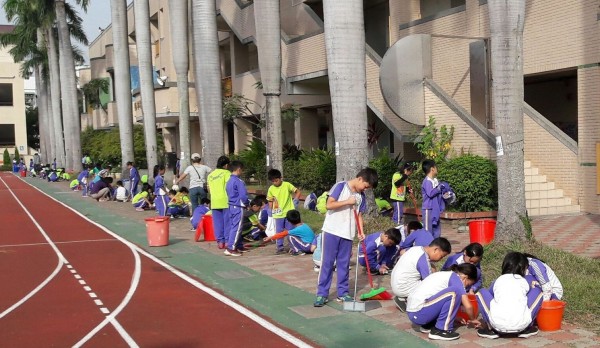 圳堵國小學童利用朝會後勞動大掃除，清潔校園。（圳堵國小提供）