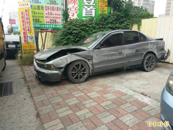 陳姓嫌犯駕駛的車輛撞上香港遊客計程車，打亂遊客行程。（記者黃文瑜攝）