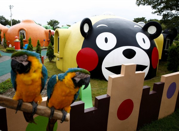 「阿蘇農場渡假村」（Aso Farm Land），興建了450座造型可愛的「抗震圓形渡假屋」，還有超大熊本熊對你微笑。（路透）