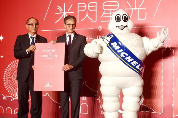 
Michelin Guide regional president Bruno de Feraudy, center, and Tourism Bureau Chief Secretary Eric Lin, left, stand next to a Michelin Man at a news conference yesterday in Taipei to promote the firm’s first-ever restaurant guide to Taipei, scheduled to launch at the beginning of next year.
Photo: Chien Jung-fong, Taipei Times