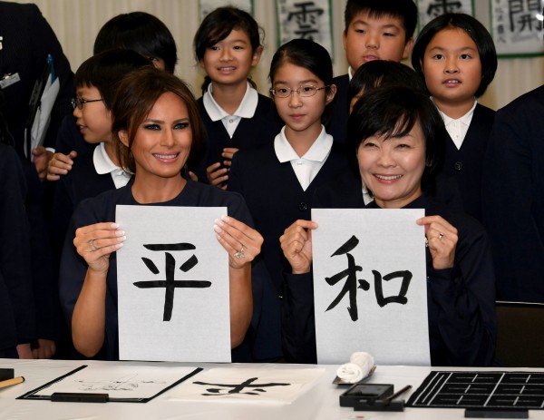 梅蘭妮亞、安倍昭惠至小學練習寫書法。（路透）