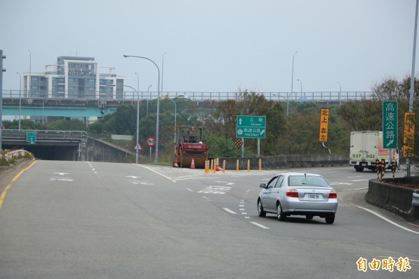 交警隊提議北上往新竹路段可增闢一車道。（記者鄭名翔攝）