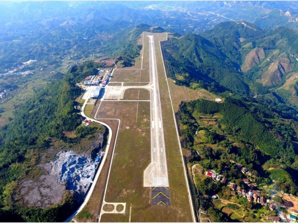 廣西省河池市的河池金城江機場，被1片綠油油包圍，從上空看像1艘停靠在綠色海洋中的「航空母艦」。 （圖擷自VCG）