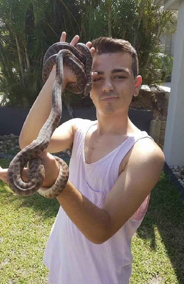 切杜希熱愛飼養爬蟲類當寵物，經常拍攝牠們並上傳到YouTube頻道分享。他在澳洲當地是小有名氣的弄蛇人。（圖擷自Nathan Chetuci臉書）