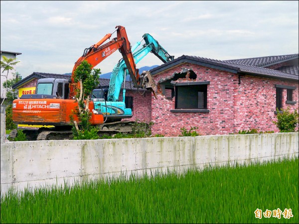 宜蘭前代理縣長吳澤成在今年二月宣布將取消違規農舍房屋稅加價，甫上任的新代理縣長陳金德昨更指出加價不適法，研議加計利息退還。（資料照，記者簡惠茹攝）