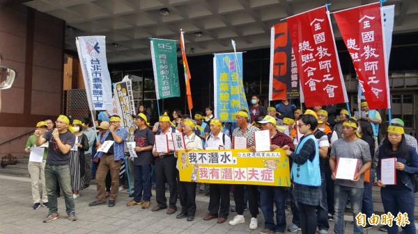 罹患潛水夫症的工人今天上午赴台北地院遞狀，對北市捷運局與新亞建設求償721萬餘元職災賠償。（記者溫于德攝）