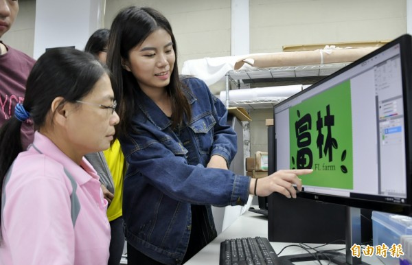 睽違24年，為台灣再度於國際技能競賽平面設計技術職類拿下金牌的黃于貞（右）「回娘家」，到勞動部勞動力發展署雲嘉南分署與學員分享心路歷程，傳承經驗。（記者楊金城攝）