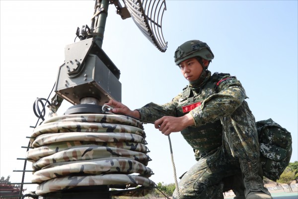 國防部明年將推「國防事務專員」制度，試辦單位為國軍通信、資訊、電子戰、情報等。（圖：陸軍司令部提供）。