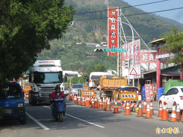 水里鄉位在砂石疏濬與交通要道上，市區道路常見砂石車往來頻繁。（記者劉濱銓攝）