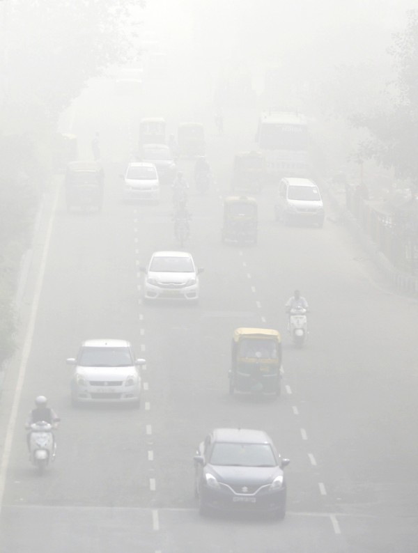霧霾造成當地交通能見低,用路人駕車都提高警覺。(美聯社) 霧霾造成當地交通能見低,用路人駕車都提高警覺。(美聯社)