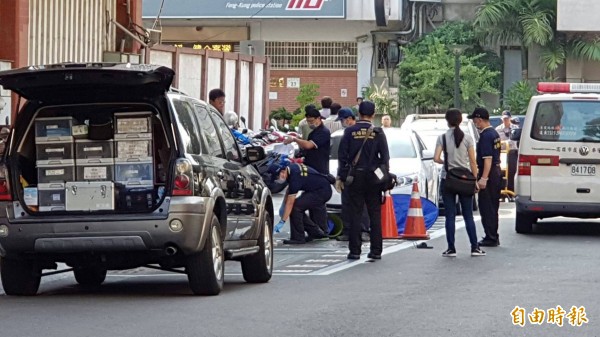 一名菸毒犯稍早從高雄市刑大3樓跳樓身亡。 （記者陳文嬋攝）