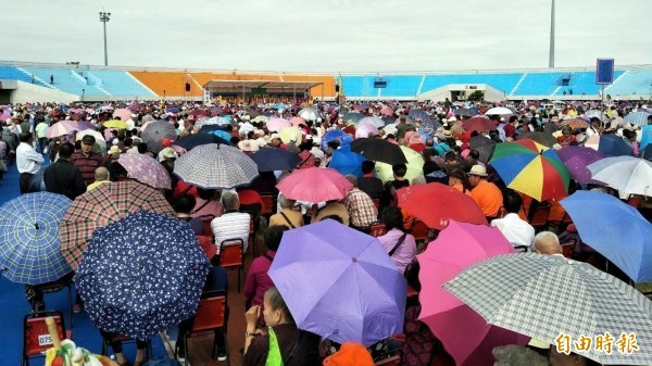 國民黨南投縣黨部及立委許淑華，遭綠營指控動員赴苗栗縣參與「供僧布施弱勢敬老祈福免費超薦大法會」，並發放「敬奉金」，有綁樁、固樁之嫌；許淑華回應，該活動行之有年，是不分藍綠的活動，敬奉金縣府與黨部等都沒經手。（記者謝介裕翻攝）