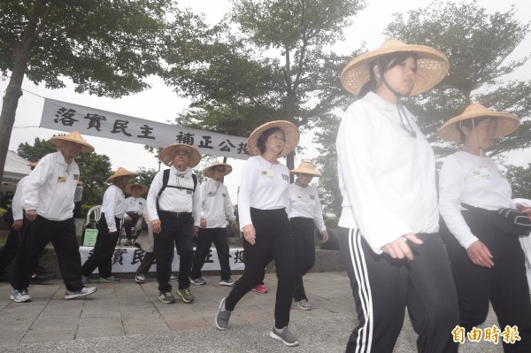 為訴求「公投法」補正，由前民進黨主席林義雄領導的民團「人民作主」今起至本月23日共16天，於民進黨中央黨部二度展開「24小時接力禁食」，要求民進黨敦促其立法院黨團儘速通過「公投法」修正案，落實直接民權。（記者叢昌瑾攝）
