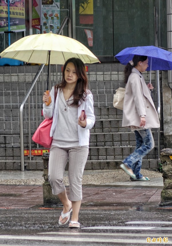 今日北部及東部地區因東北風影響，氣溫上明顯轉涼，彭啟明指出，週六會有另一波略強的冷空氣南下。（資料照，記者張嘉明攝）