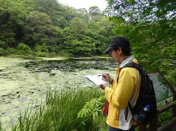 知名水彩畫家莊慶芳遊走山水的彩畫人生。（台南市府秘書處提供）