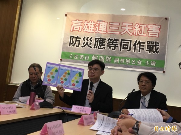 民進黨立委賴瑞隆召開記者會，要求台電、港務公司、環保署等各單位，提出積極作為，因應高雄空污問題。（記者楊淳卉攝）