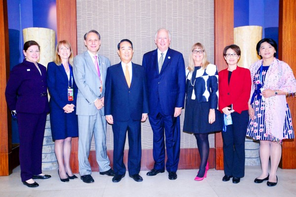 
Special envoy to APEC James Soong, fourth left, US Undersecretary of State for Political Affairs Thomas Shannon, center, and Australian Consul General in Ho Chi Minh City Karen Lanyon, third right, pose for a group photograph at a breakfast event marking the founding of the APEC Women and the Economy Sub-Fund in Da Nang, Vietnam, yesterday.