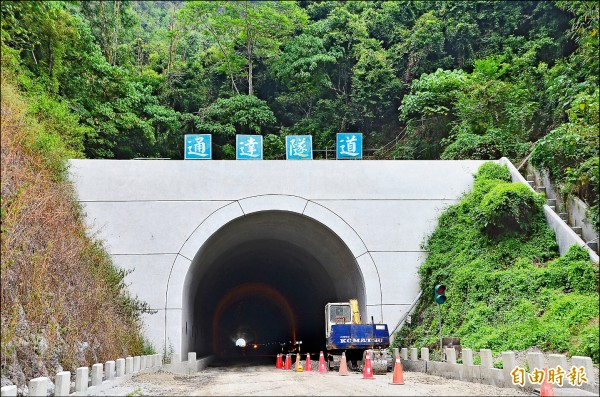 水利署斥資逾30億元為南化水庫打造防淤隧道，為施工需要，已開闢了通達隧道。（記者吳俊鋒攝）