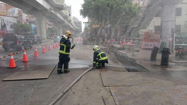 消防員灑水警戒。（記者張瑞楨翻攝）