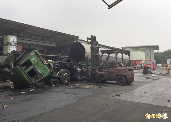 油罐車氣爆，油槽前後被炸出大洞。（記者陳冠備翻攝）